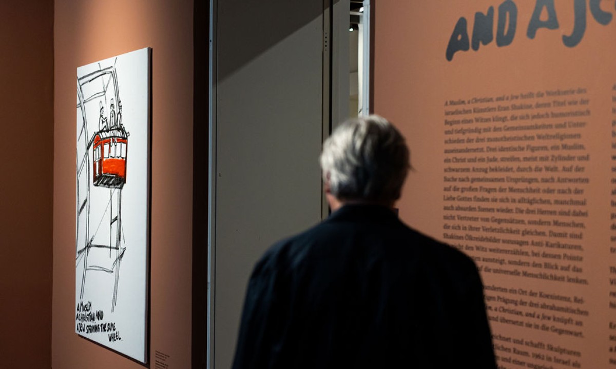 Eine Dame betritt eine Kunstausstellung