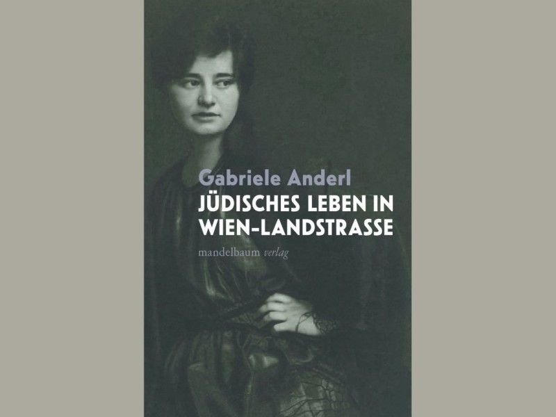 Schwarz-weiß-Fotografie einer sitzenden Person mit verschränkten Armen und nach unten geneigtem Kopf, darüber der Text 'Gabriele Anderl JÜDISCHES LEBEN IN WIEN-LANDSTRASSE'