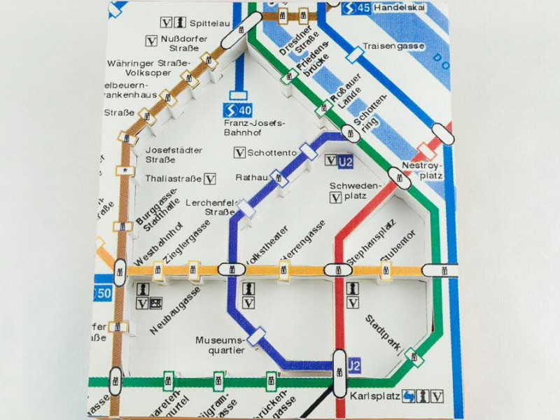 Seder-Teller mit einem Ausschnitt eines U-Bahn-Stadtplans, auf dem mehrere Linien und Stationen in verschiedenen Farben dargestellt sind
