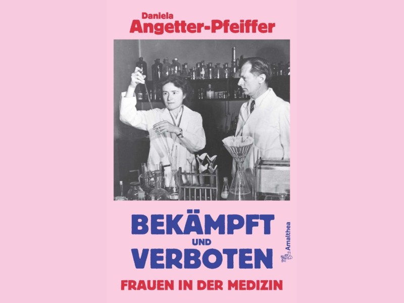 Buchcover mit einem historischen Schwarz-weiß-Foto einer Frau und eines Mannes im Labor und dem Titel 'Bekämpft und verboten Frauen in der Medizin'