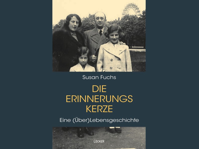 Schwarz-weiß-Fotografie einer Familie mit zwei Erwachsenen und zwei Kindern auf einem Buchcover mit dem Titel 'Die Erinnerungskerze' von Susan Fuchs