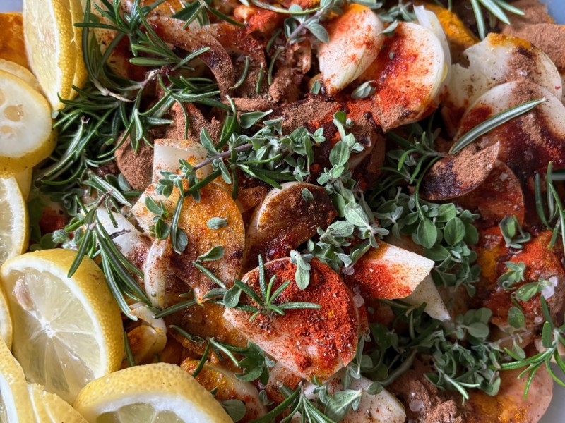 Shabbes Hühnchen mit Zitronen und Kräutern angerichtet