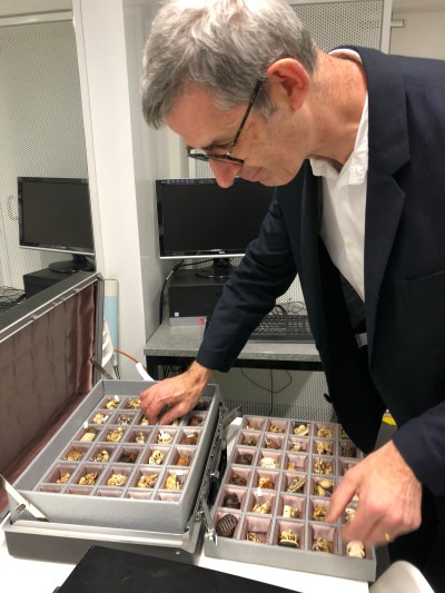 Edmund de Waal bei der Übergabe der netsuke im Jüdischen Museum Wien: