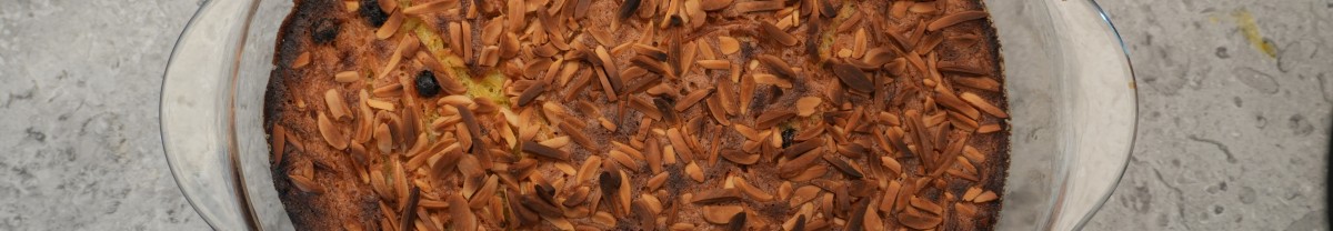 : gebackener Lokschenkigl mit Mandelstiften darauf