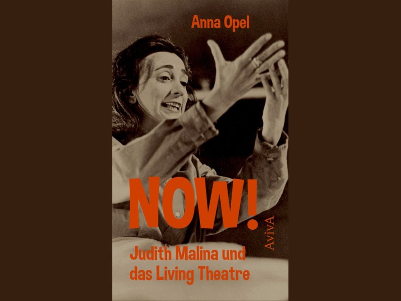 Buchcover mit einem schwarz-weißen Foto einer Frau, die mit erhobenen Händen spricht, darüber der Titel 'NOW!' und der Untertitel 'Judith Malina und das Living Theatre' in oranger Schrift.