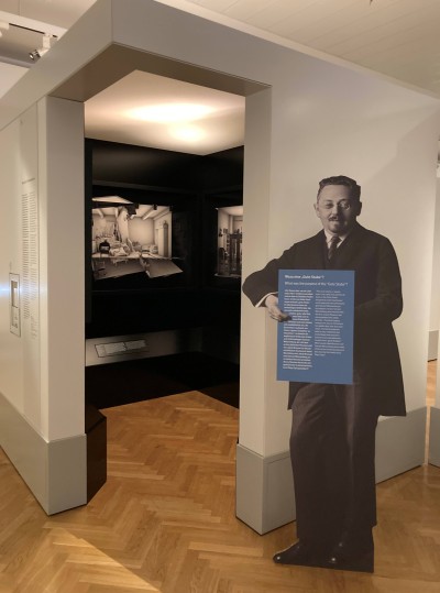 : Ansicht von Jakob Bronner vor Maya Zacks Installation in der Dauerausstellung