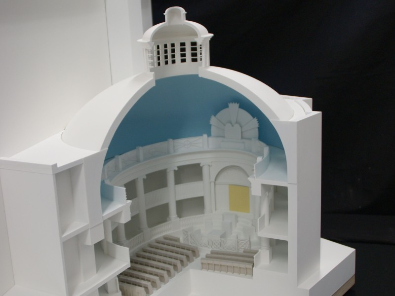 Modell einer Synagoge und deren Innenraum mit Sitzreihen