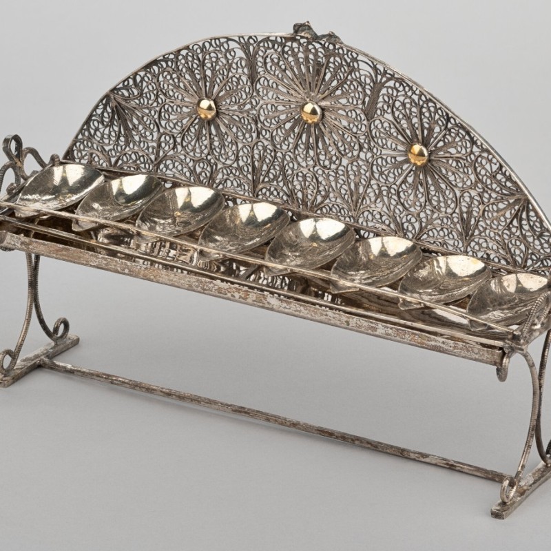 Chanukkia im Biedermeier-Sofa Stil