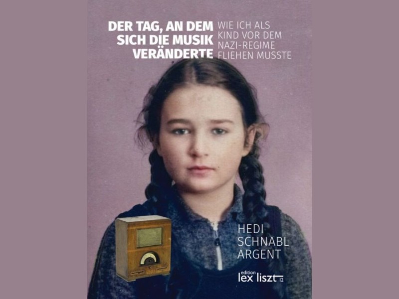 Porträt eines Mädchens mit geflochtenem Haar vor einem violetten Hintergrund mit dem Text 'Der Tag, an dem sich die Musik veränderte wie ich als Kind vor dem Nazi-Regime fliehen musste' und einer Abbildung eines alten Radios.