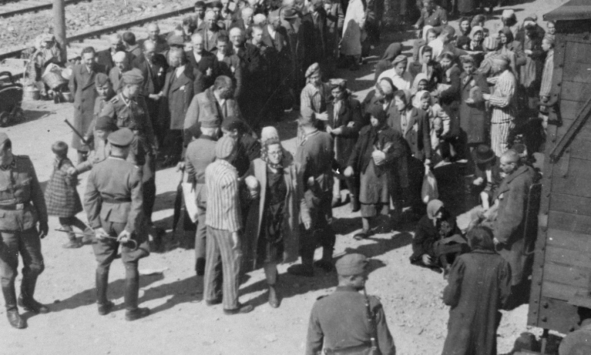 Selektion an der Rampe in Auschwitz-Birkenau, 1944. In Häftlingsanzügen Hans Schor (Mitte vorne), Norbert Lopper (Mitte hinten) und Heini Preiss (rechts)