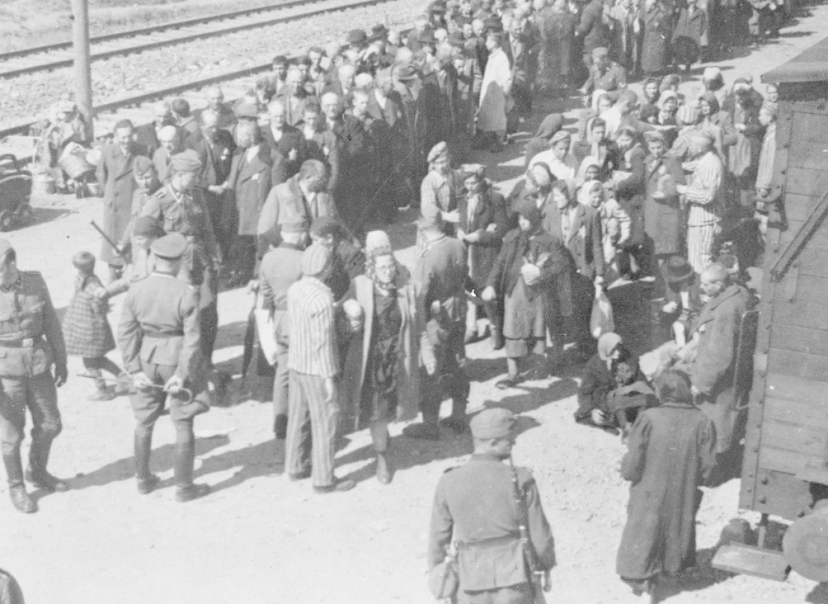: Selektion an der Rampe in Auschwitz-Birkenau, 1944. In Häftlingsanzügen Hans Schor (Mitte vorne), Norbert Lopper (Mitte hinten) und Heini Preiss (rechts)
