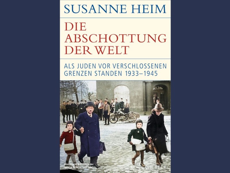 Mehrere Erwachsene und Kinder gehen auf einer gepflasterten Straße vor einem historischen Torbogen. Die Personen tragen Mäntel und Taschen. Im Hintergrund stehen weitere Menschen und Fahrräder. Der obere Teil des Covers zeigt den Buchtitel und den Namen der Autorin in großen, klaren Buchstaben auf weißem und beigem Hintergrund.