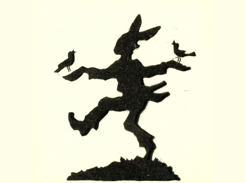 Schwarz-weiße Silhouette eines Hasen mit erhobenen Armen, auf denen jeweils ein Vogel sitzt, und einem Bein, das in der Luft steht.
