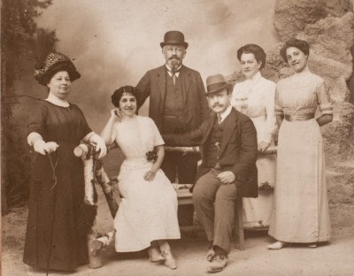 Familie Bauer-Springer Lotte und Lizzy Bauer, Armin Springer, Elkan Bauer, Sidonie Springer, Sofie Bauer. Wien, 1930er-Jahre: