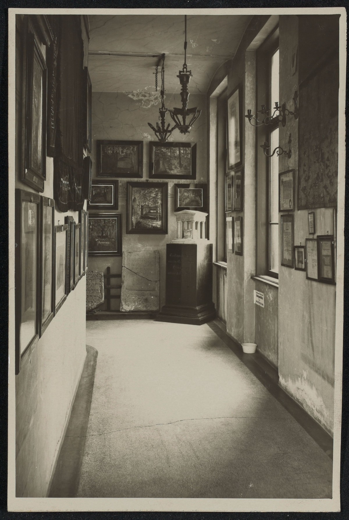 : Schwarz-Weiß Aufnahmen vom ersten Jüdischen Museum in Wien am Standort Malzgasse 16