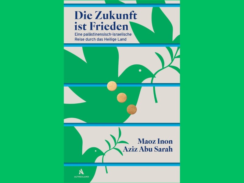 Grafische Darstellung mit zwei stilisierten Tauben und Olivenzweigen vor grünem Hintergrund sowie dem Text 'Die Zukunft ist Frieden Eine palästinensisch-israelische Reise durch das Heilige Land Maoz Inon Aziz Abu Sarah'