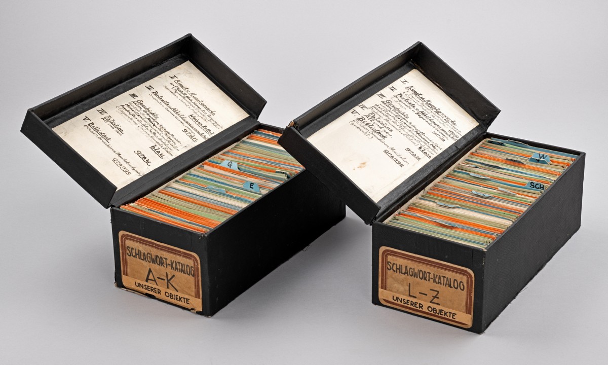 Zwei schwarze Kisten befüllt mit farbigen Karteikärtchen