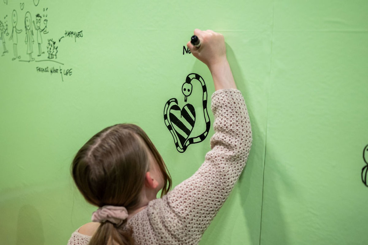 : Ein Kind malt eine Wand an