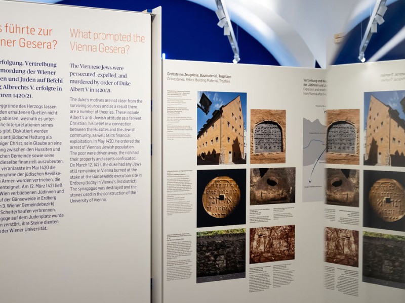 Ausstellungstafeln mit Texten und Bildern zur Vertreibung und Ermordung der Wiener Jüdinnen und Juden im 15. Jahrhundert, inklusive archäologischer Funde und historischer Gebäude.