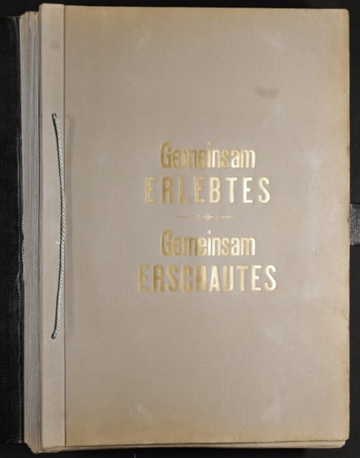 : Beige Fotoalbum mit goldener Prägung 'Gemeinsam ERLEBTES Gemeinsam ERSCHAUTES'