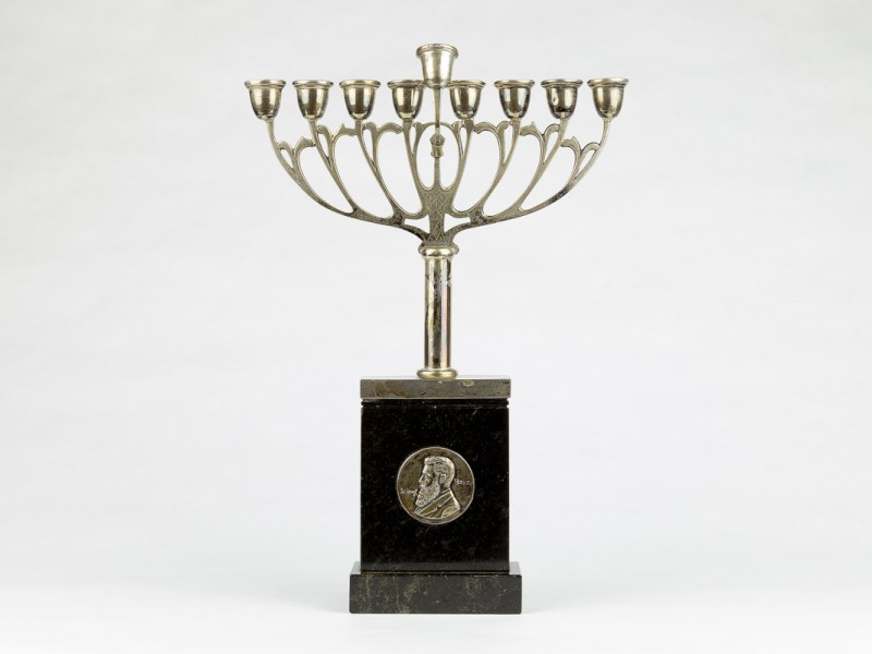 Hanukkah: 8 days – 8 stories