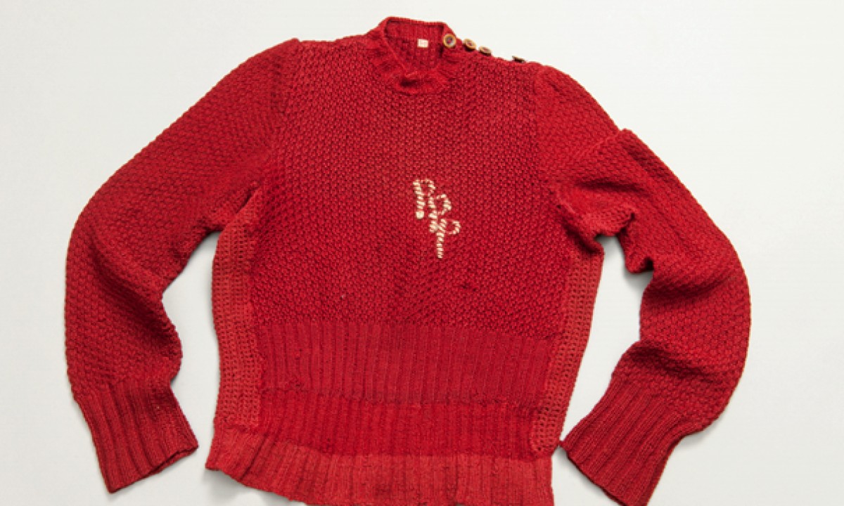 Ein roter, gestrickter Pullover mit den Initialen „PPP“.