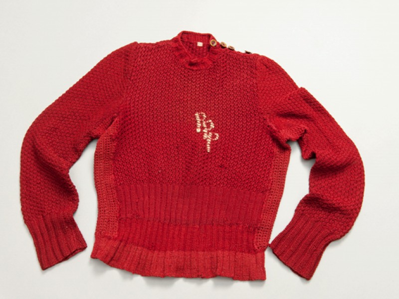 Ein roter, gestrickter Pullover mit den Initialen „PPP“.