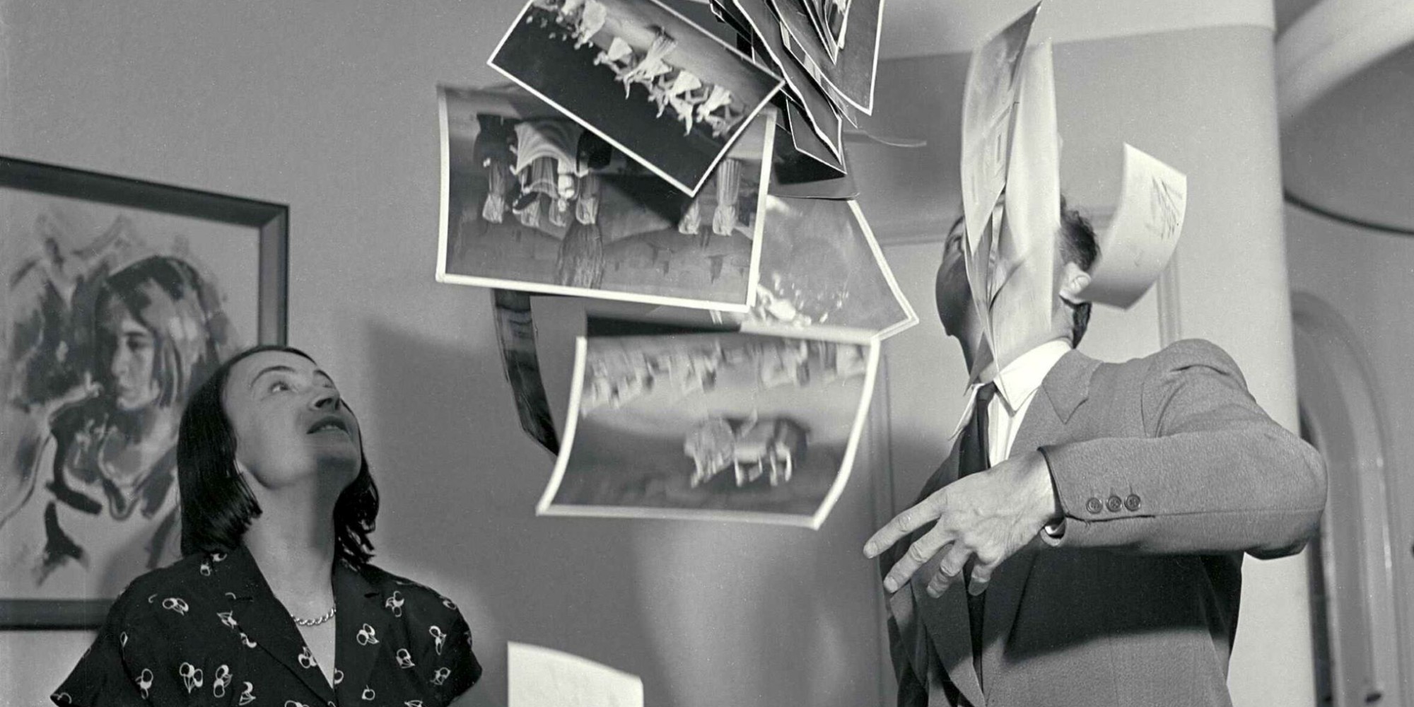 Die Tänzerin Yvonne Georgi wirft Fotos in die Luft, 1950