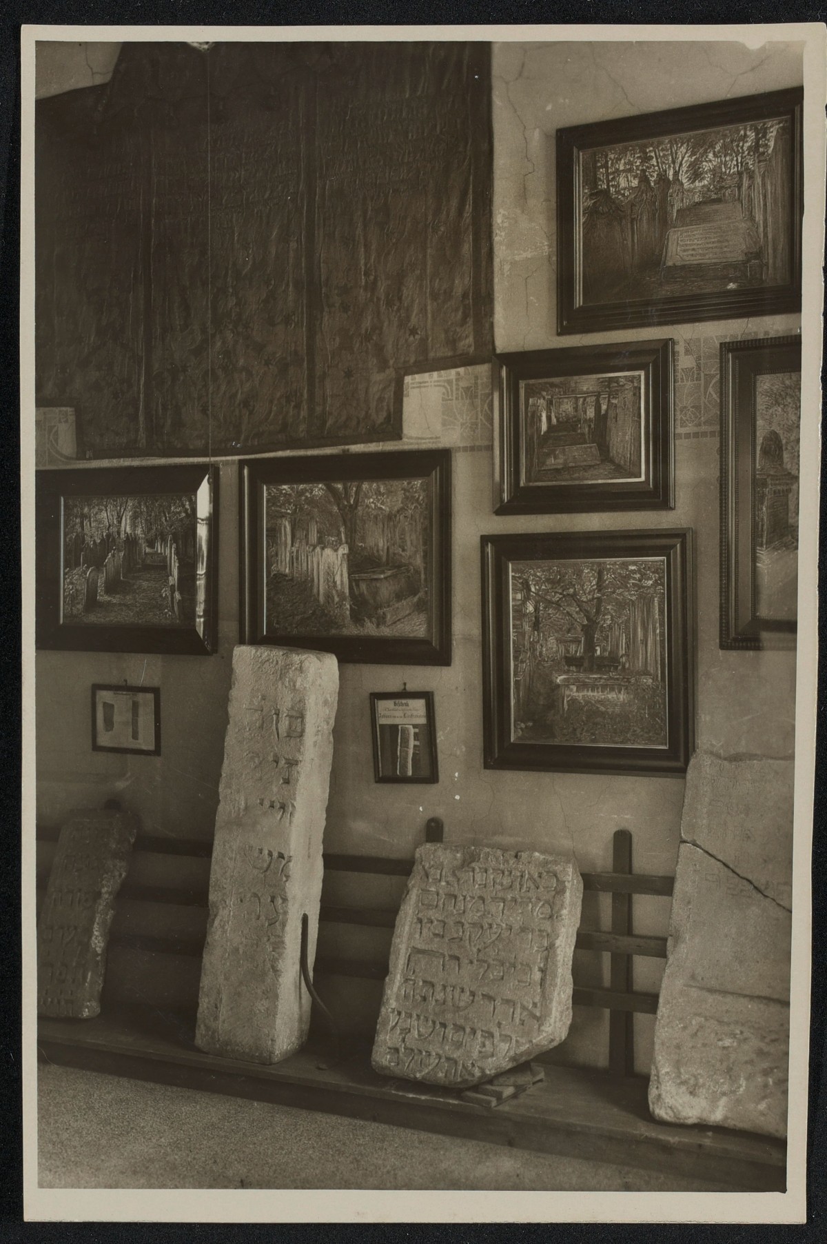 : Schwarz-Weiß Aufnahmen vom ersten Jüdischen Museum in Wien am Standort Malzgasse 16