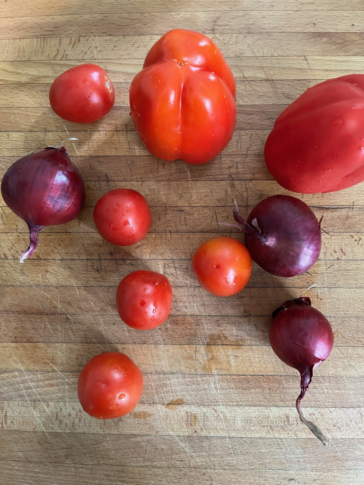 : Tomaten, Paprika und rote Zwiebeln