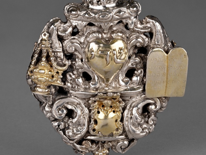 Silbernes Schaddai-Amulett aus Italien, 2. Hälfte 18. Jahrhundert, mit Herz, Löwe, Thora-Tafeln und dekorativen Ornamenten