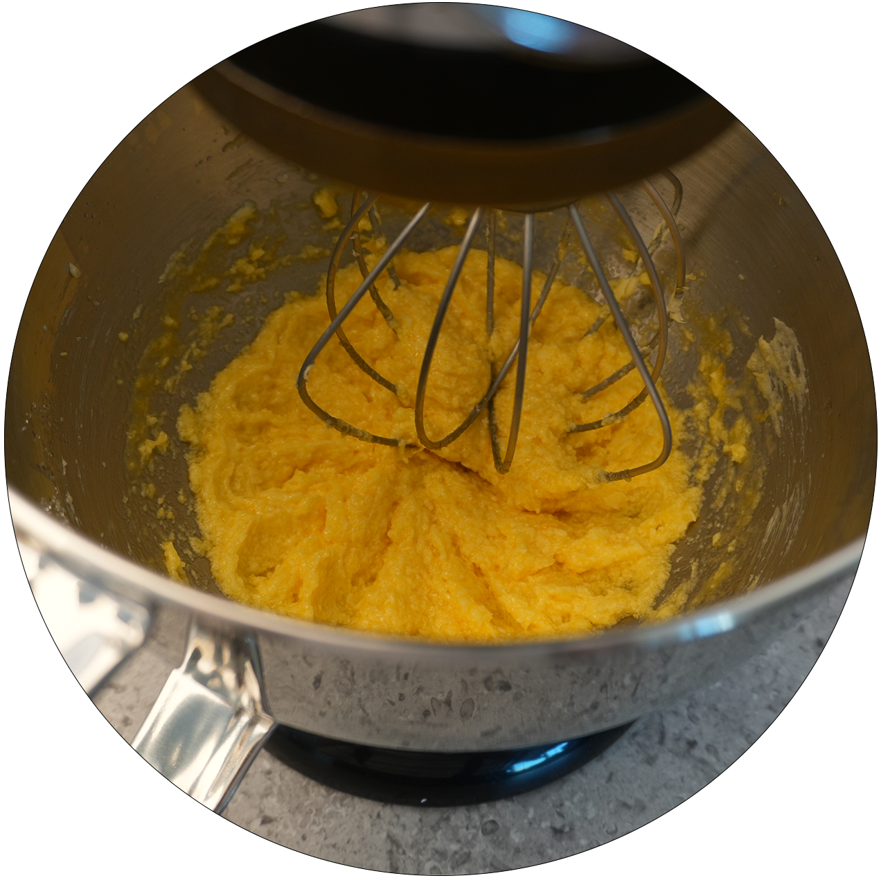 Eine Küchenmaschine, die Zutaten zusammenrührt.