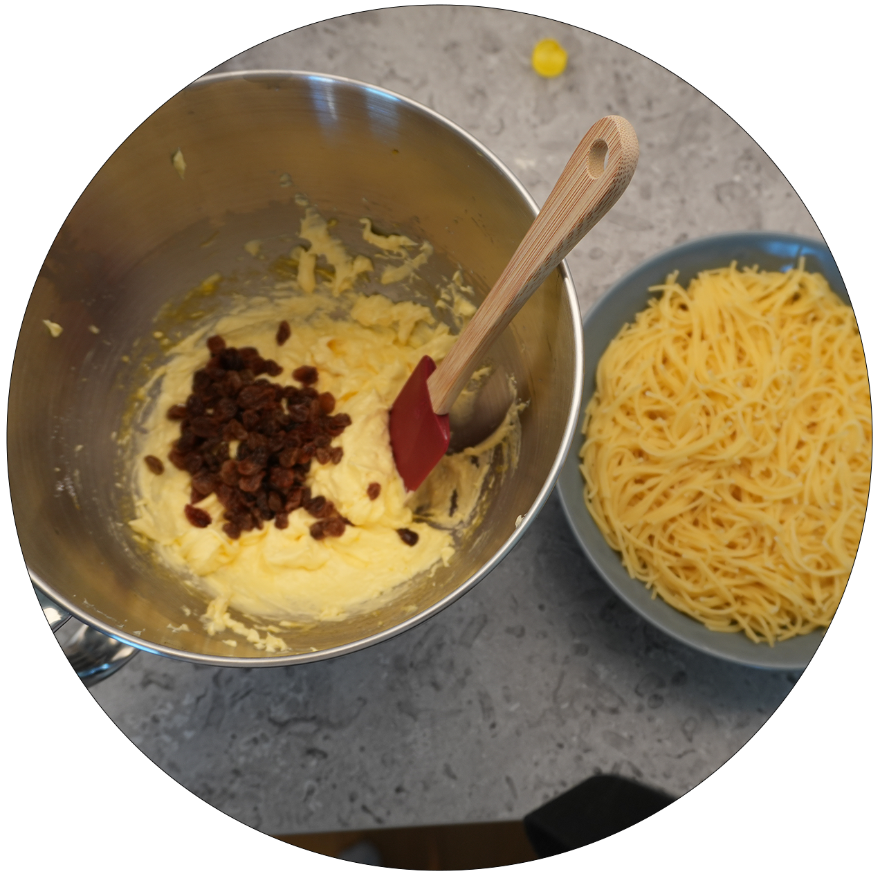 Zutaten für Lokschenkigl, die in einer Schüssel zusammen gegeben werden.