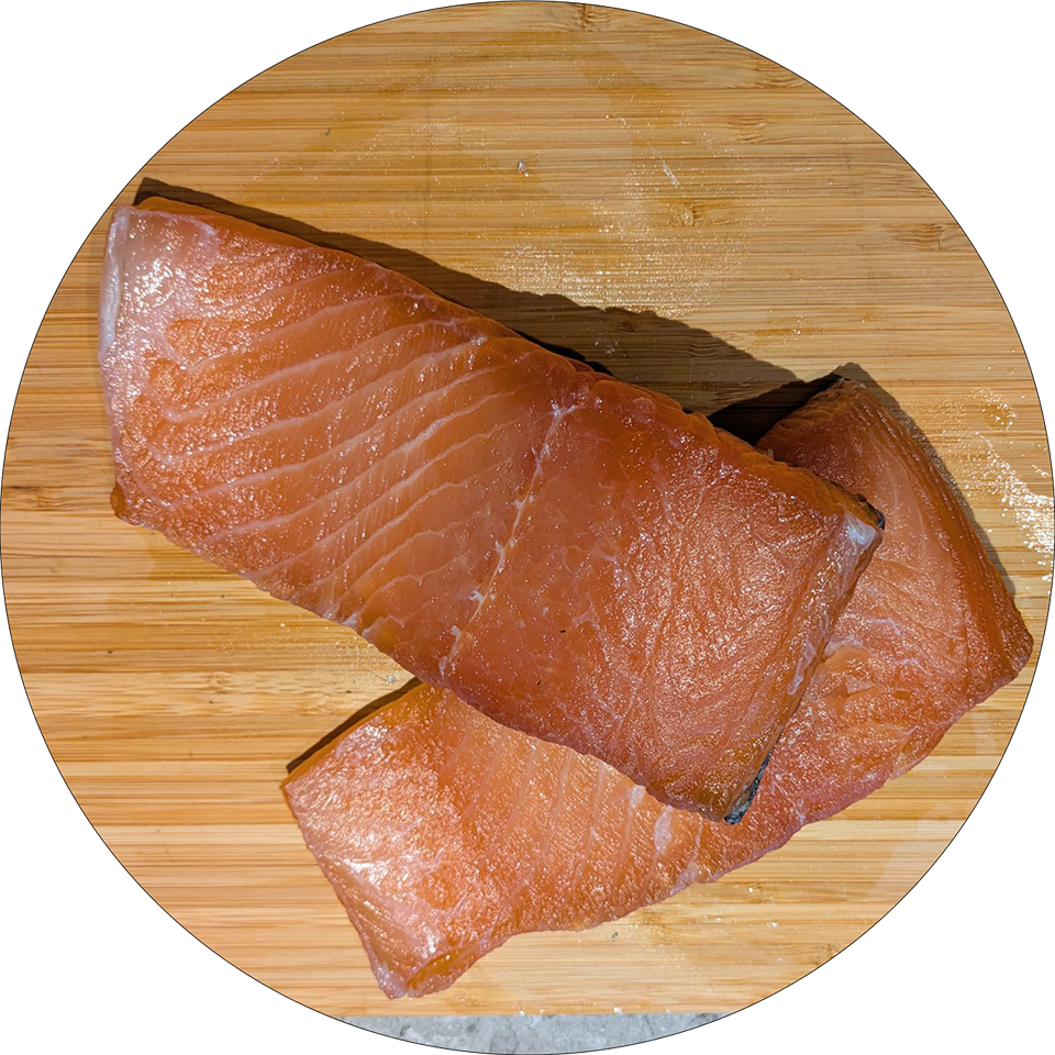 Zwei Stücke graved Lachs auf einem Holzbrett