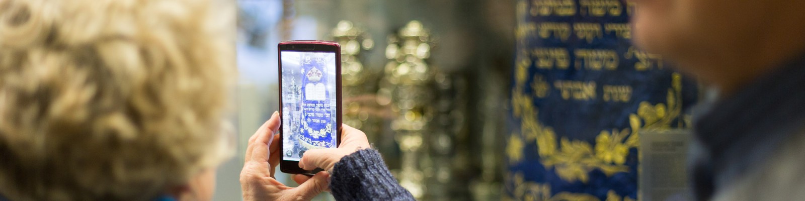 Besucherin im Schaudepot